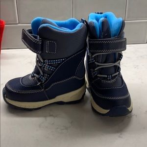 Toddler boy snow boots - size 6